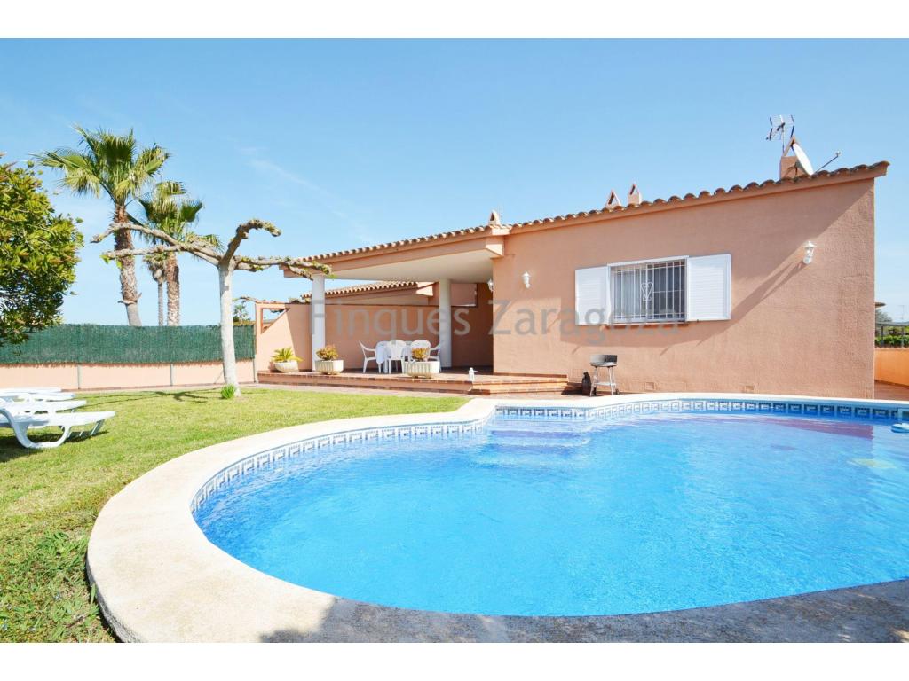 House with tourist licenseRiumar is a small residential development of just over 1,000 houses located directly on the beach and surrounded by the Parque Natural del Delta del Ebro. It offers 18 restaurants and 5 beach bars, a SPAR supermarket, and a small river port.The villa, built in 1993 and set on a 343 m² plot, is an ideal home to enjoy the sea with the comfort of a private outdoor space: garden, private swimming pool, and a pleasant porch/terrace perfect for outdoor meals and relaxing afternoons.The house has a very comfortable and functional layout: living-dining-kitchen area with direct access to the porch and garden, hallway, three double bedrooms, one full bathroom, and one guest toilet. It also includes a garage.Regarding quality and features, the house has aluminum windows, a gas stove with electric oven, electric water heater, air conditioning in all rooms, and built-in wardrobes in every bedroom. The bathroom has been recently renovated and features a walk-in shower.Approximate surfaces: house of about 100 m² built area, 24 m² storage room, and 24 m² porch/terrace.A property ready to move into, located in one of the most sought-after areas of Riumar for its peaceful surroundings and proximity to the beach.